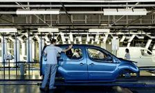 L�nea de montaje de las furgonetas Berlingo y Partner que Vigo fabrica para todo el mundo. 