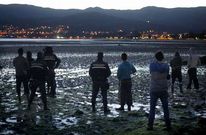 Agentes de la Polic�a Auton�mica, en Boiro hace unos d�as, denunciando a un grupo de furtivos. 