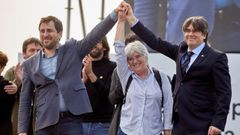 Los exconsejeros Toni Com�n y Clara  Ponsat� y el expresidente Puigdemont, todos ellos huidos de la Justicia espa�ola, ayer en la localidad francesa de Perpi��n