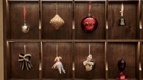 Detalle de los motivos navideños que se pueden comprar para decorar el árbol. 