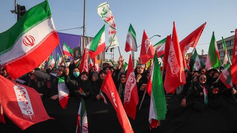  Mujeres iran�es participan en una manifestaci�n bajo el lema  chicas sacrificadas para rendir homenaje a las mujeres asesinadas durante la guerra