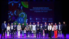 Ponentes y autoridades en la clausura de las jornadas de AJE en Ferrol, con Alfonso Rueda en el medio. 