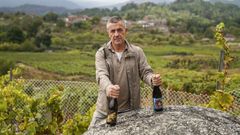 El enólogo ourensano Pablo Vidal, con dos de las botellas de su marca Vinos con Personalidad