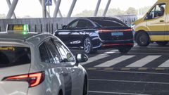 Un vehculo VTC, operando en la terminal de llegadas del aeropuerto Rosala de Castro de Santiago, en una imagen de la pasada semana.