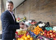 Cacabelos aproveitou a ma�� de onte para pasear polo mercado; �na casa coci�o eu�, asegura. 