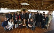 Parte del grupo de creadores literarios presentes en la primera sesi�n del congreso, ante el dolmen. 
