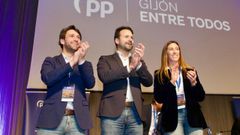 El nuevo presidente del PP de Gij�n y diputado auton�mico, Andr�s Ruiz, el presidente del PP de Asturias y portavoz parlamentario, �varo Queipo, y la vicealcaldesa de Gij�n, �ngela Pumariega (PP) en el congreso local del partido,