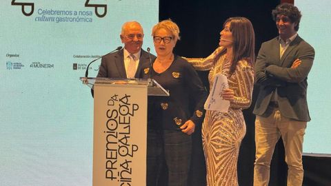 Alfredo Castrelo y Aurora Lema, del restaurante El Refugio, recogen el doble premio.
