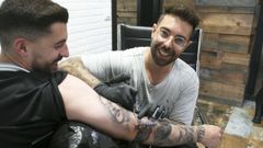 M�quina de tatuar, agujas, fuente de alimentaci�n y tinta (de origen vegano) son las herramientas de trabajo de Aitor