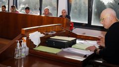 O socialista Alberto Garc�a, segundo pola dereita no extremo da bancada da oposici�n na corporaci�n de Catoira, co alcalde da vila, Xo�n Casta�o, en primeiro termo.