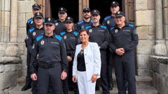 La alcaldesa, Mari�a Gueimunde, con parte de la plantilla de la Polic�a Local en la iglesia de Santa Mar�a