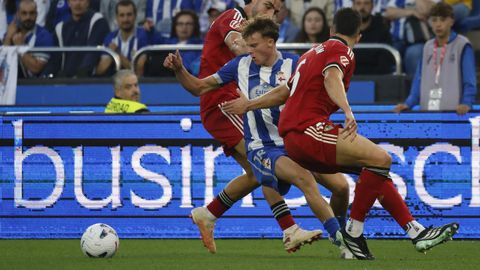 Asp Jensen trata de marcharse de dos rivales del Sevilla