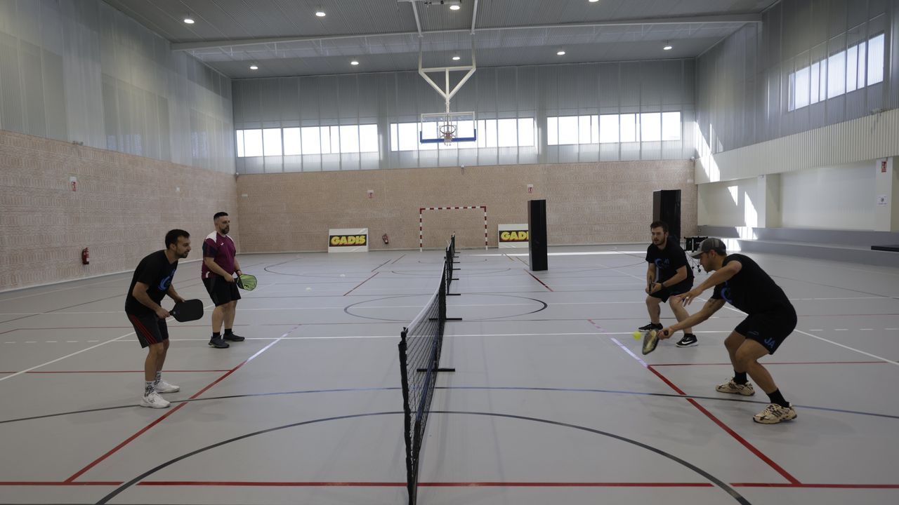 Pickleball, el nuevo pádel que avanza por la comarca de A Coruña: «Es el único deporte donde incluso si pierdes, sales sonriendo»