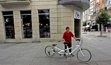 El establecimiento deportivo debe ceder su fachada a dos terrazas de la calle de al lado y poner el p�rking para bicis donde no cabe. 