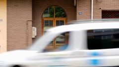 Portal del edificio en el que resida la mujer asesinada este mircoles en Laviana