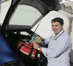 El facultativo ferrolano, con parte del instrumental que lleva a los partidos. 