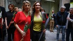 La vicepresidenta del Gobierno y ministra de Trabajo, Yolanda Daz, junto a la alcaldesa de Barcelona, Ada Colau, en la celebracin del Da de Sant Jordi.