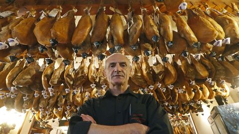 La jamonera La Leonesa, abierta desde 1967, es una institucin. El negocio de Bernardo es uno de los pocos que resiste