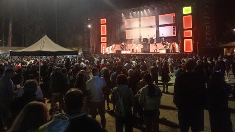 La orquesta Salsarena, dirigida por el mindoniense Enrique Veiga, subió al escenario de Naseiro una docena de músicos profesionales para interpretar, entre otros, «La parabólica», el tema de su primer vídeo clip, que se puede visualizar en Youtube