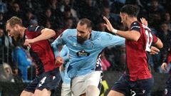 Borja Iglesias est tocado por un golpe que recibi en la visita del Celta al Sant Andreu.