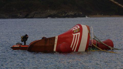 En marzo del 2005, tras ser remolcado a la r�a de Viveiro con la proa al sol, buzos consiguieron recuperar del casco del Siempre Casina los cuerpos de seis de los ocho fallecidos en un naufragio en el que solo sobrevivi� el hijo del patr�n. Ahora, como Carlos Cunha, se ha ido a pique en el Atl�ntico, a m�s de 200 millas de Aveiro