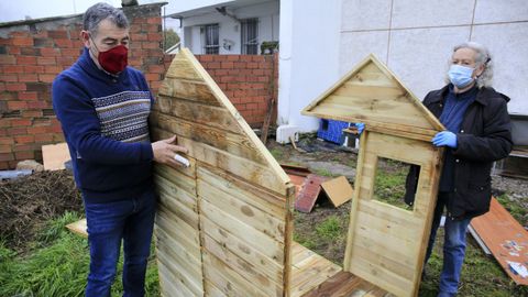 Raimundo, junto a Elvira, preparando una caseta para los gatos