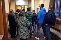 Cola de ciudadanos ayer en el Registro Civil, en el vest�bulo del juzgado.