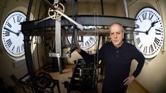 Pedro Ortiz en el reloj de la Puerta del Sol.