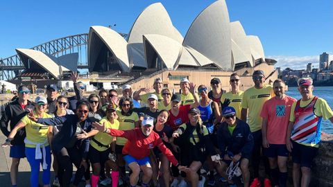 Ramn Bermo (en el centro, de rojo) con el grupo que entren para participar en el maratn de Sdney