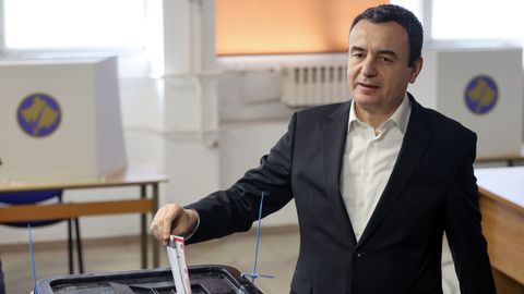 El primer ministro en funciones de Kosovo, Albin Kurti, depositando su voto