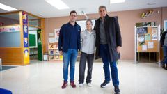 Pablo Marcos, Melania Rodr&iacute;guez y Jos&eacute; Luis &laquo;Indio&raquo; D&iacute;az, este lunes, en la escuela p&uacute;blica de adultos (EPA) R&iacute;o L&eacute;rez de Pontevedra