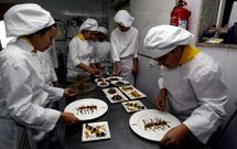 Alumnos del Carlos Oroza participar�n esta semana en sendos concursos de pinchos y tortillas.