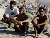 Los tres socorristas fuera de servicio que ayudaron a las j�venes, ayer en Doni�os. 