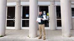 Borja Burgos, portavoz de Movemento x Poio, a las puertas del edificio judicial de A Parda