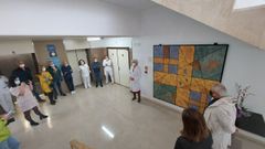 Un momento del acto de entrega del cuadro que se expondrá de forma permanente en el hospital. A la derecha, el artista Arturo Ceide, que realizó la obra junto con la fallecida Beatriz Pérez