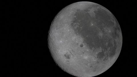 As d�as caras da L�a. Na imaxe facilitada pola NASA obs�rvase a cara visible no costado dereito, que se identifica polas manchas escuras, e a cara oculta, do lado esquerdo.