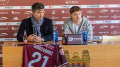 Jacobo Maestre y Diego G�mez en la presentaci�n del nuevo futbolista del Pontevedra