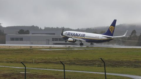 Una aeronave de Ryanair despega del aeropuerto de Santiago-Rosal�a de Castro