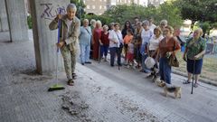 Fonteculler clama contra la suciedad y las palomas en la plaza Castelao