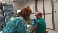 Primer d�a de vacunaci�n anticovid en el Virxe de A Xunqueira de Cee, el 13 de enero