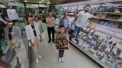 Tania y Diego Gonz�lez (en los extremos) son los hijos de Antonio (chaqueta gris) y Elvira. Jos� Mar�a (en el centro), es hermano de Antonio, cuyo nieto, Rub�n, posa con la figura que es la imagen de la Cuchiller�a Las Burgas.