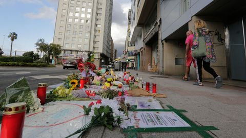 El lugar en el que cayó muerto Samuel se convirtió en un altar de flores durante varias semanas.