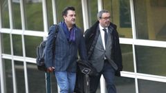 El testigo, Carlos Ca�as -izquierda-, con el abogado del maquinista