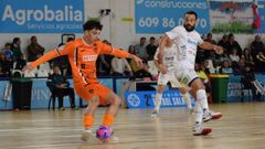 El burelista Izan, autor del tanto mari�ano, realiza un pase ante la presi�n de Juanpi. 