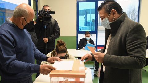 El candidato de la Uni�n del Pueblo Leon�s a la presidencia de la Junta de Castilla y Le�n, Luis Mariano Santos, en el momento de votar
