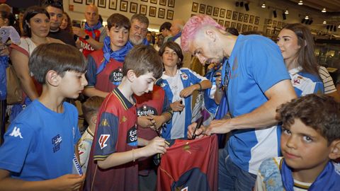 Ximo Navarro firma aut�grafos a los aficionados