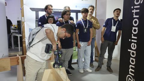 Un visitante probando o taller presentado polo IES de Ortigueira
