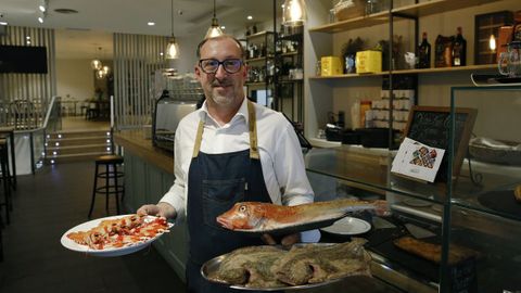 MESÓN DE HERVES. A CORUÑA
Los hermanos Pedro, Patricia y Cristina Vázquez suponen la tercera generación a cargo de esta popular casa de comidas. Mudaron su ubicación original, es cierto, trasladándola a la rúa Fontán. Pero es eso lo único que ha cambiado. Las recetas y los fundamentos de su cocina siguen siendo los mismos que aquellos que asentó su abuela en 1959, cuando se fundó el mesón. ¿La clave de su éxito? Un buen producto y un ambiente familiar.