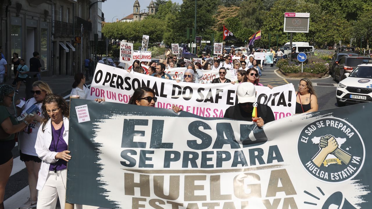 Personal del Servizo de Axuda no Fogar se manifiesta para exigir condiciones laborales dignas