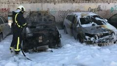 Dos coches calcinados en el parking del Ayuntamiento de San Mart�n del Rey Aurelio 